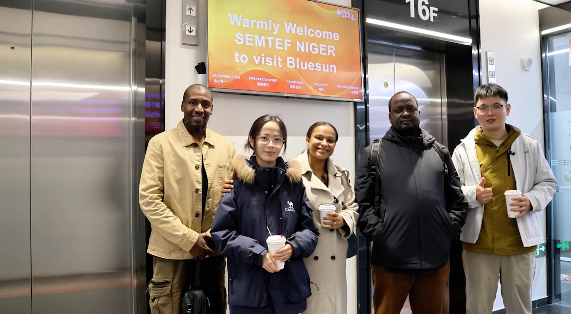 Khách hàng Nigeria đến thăm Nhà máy năng lượng mặt trời Bluesun để hợp tác năng lượng